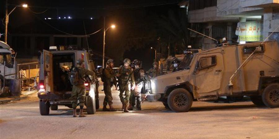 صحيفة
      إسرائيلية:
      الجيش
      يتخوف
      من
      التصعيد
      بين
      الفلسطينيين
      والمستوطنين
      بالضفة
      الغربية