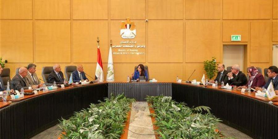 وزيرة
      الإسكان
      تتابع
      منظومة
      مياه
      الشرب
      والصرف
      الصحي
      بمحافظة
      أسيوط