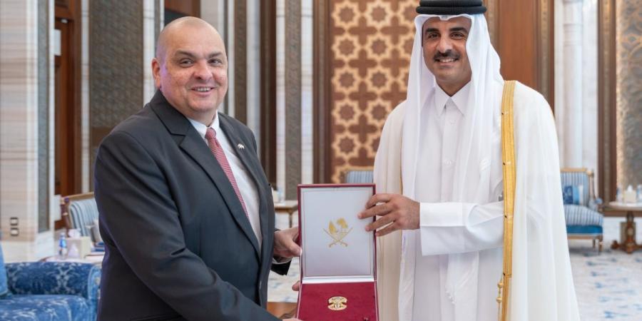 سمو الأمير يمنح سفير هنغاريا وسام الوجبة