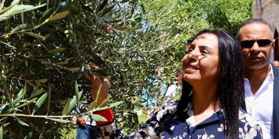 وزيرة
      التضامن
      ومحافظ
      مطروح
      يتفقدان
      مزرعة
      الزيتون
      بمركز
      العزيمة