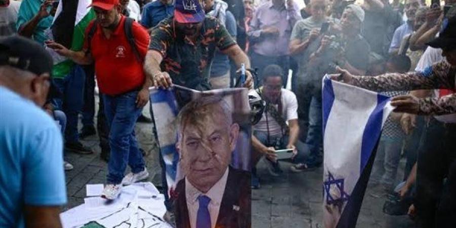 مجرم حرب، محتجون يهتفون ضد نتنياهو أمام البيت الأبيض (فيديو)