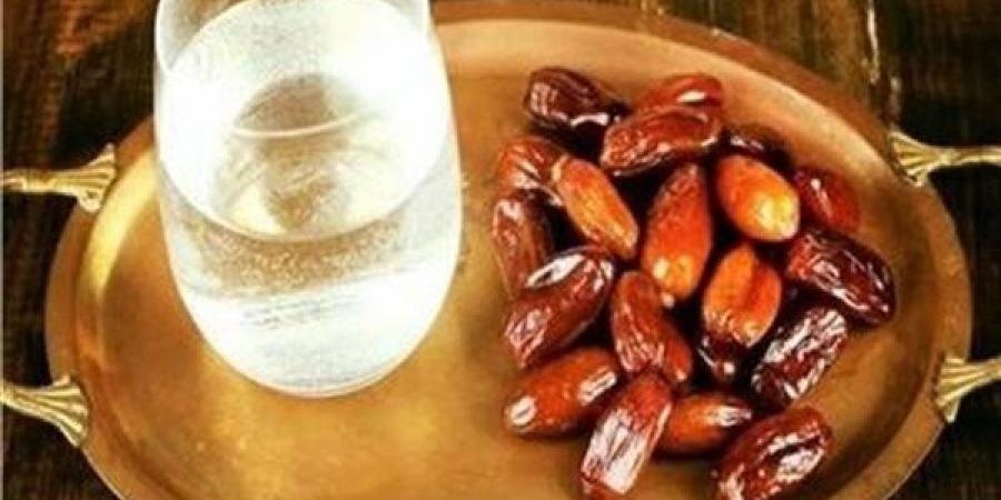 هل يجوز للصائم الإفطار قبل انتهاء أذان المغرب؟ أمين الفتوى يجيب (فيديو)