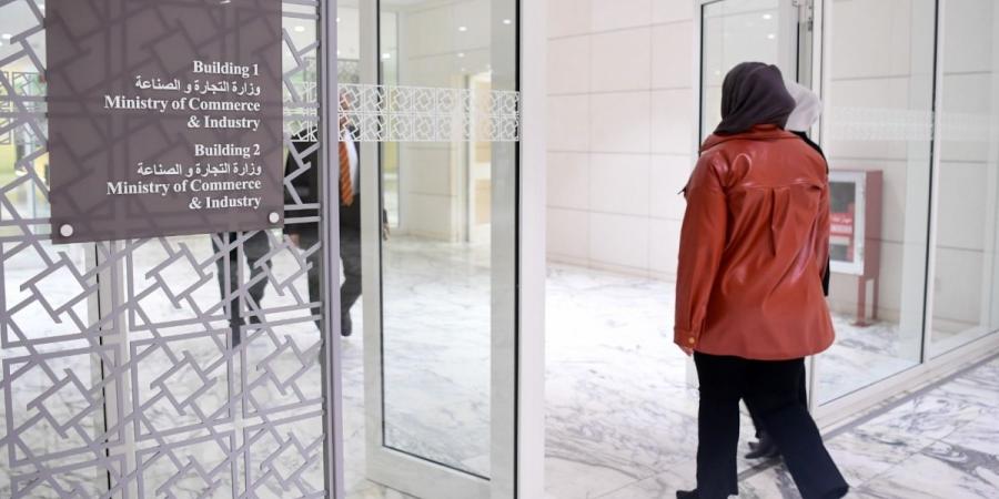 «التجارة»: حصر صرف المواد التموينية للمواطنين وعمالتهم المنزلية
