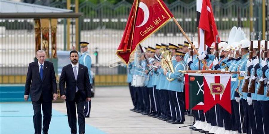 قمة
      أردوغان
      والزيدي،
      ملفات
      تركية
      عراقية
      حساسة
      أهمها
      المياه
      وسنوات
      الجفاف
      (فيديو)