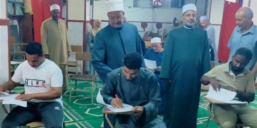 وكيل أوقاف سوهاج يشهد اختبارات الدور الثاني للفرقة الأولى بمركز محفظي القرآن الكريم