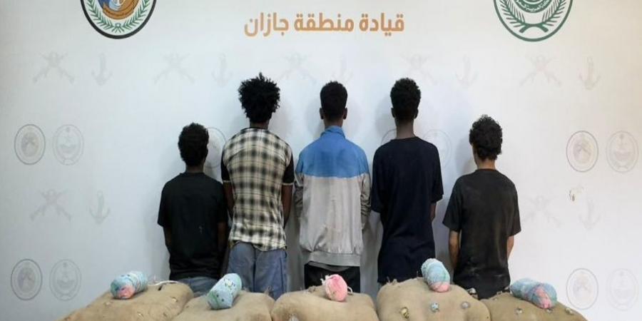 حرس
      الحدود
      يحبط
      تهريب
      140
      كيلوجرامًا
      من
      القات
      المخدر
      ويقبض
      على
      7
      مخالفين