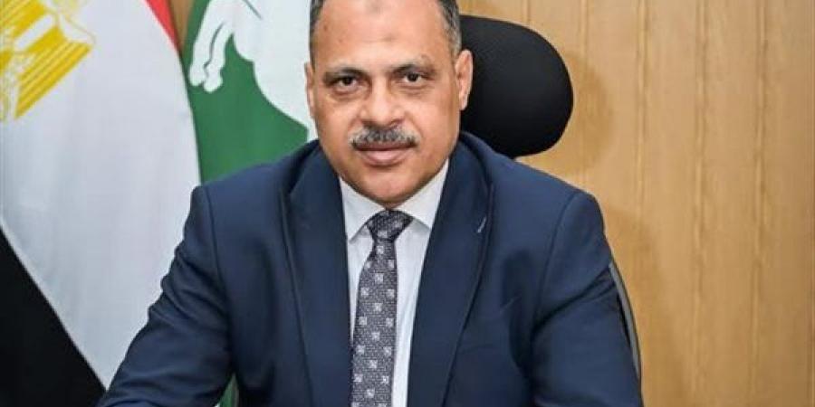 محافظ
      الشرقية
      يُهنئ
      الطالب
      عبدالله
      محمود
      الأول
      على
      الجمهورية
      بالثانوية
      العامة