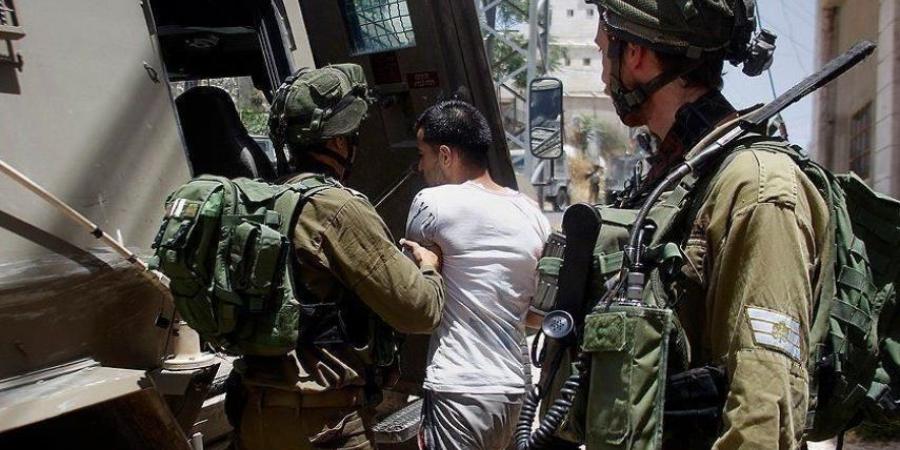قوات الاحتلال الإسرائيلي تشن حملة اعتقالات طالت 14 فلسطينيا من الضفة الغربية