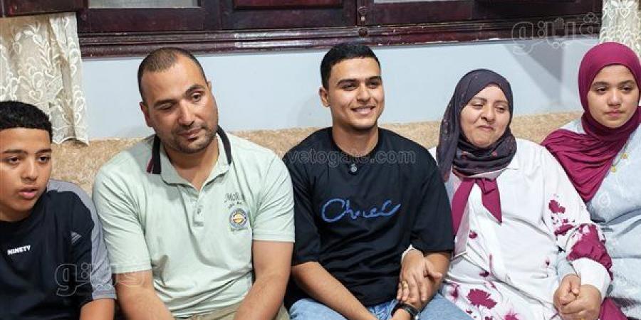 حسين
      محمد
      التاسع
      على
      الجمهورية
      بالثانوية
      العامة:
      سجدت
      لله
      بعد
      سماع
      النتيجة
      وحلمي
      الالتحاق
      بهندسة
      البترول
      (فيديو)