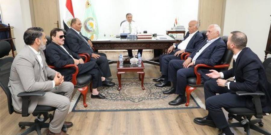 وزير
      الزراعة
      يبحث
      مع
      اتحاد
      منتجي
      الدواجن
      تطوير
      الصناعة
      والتوسع
      في
      التصدير