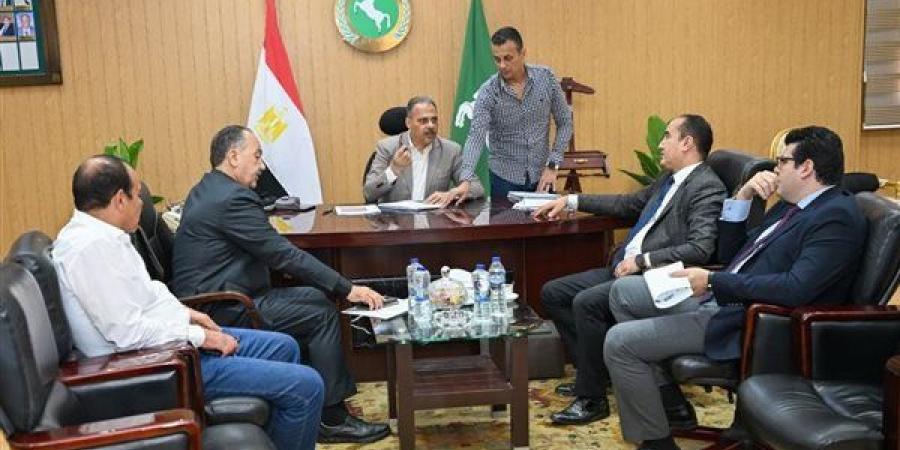 محافظ
      الشرقية
      يستقبل
      عددا
      من
      أعضاء
      الشيوخ
      والنواب
      لبحث
      مطالب
      وشكاوى
      المواطنين
