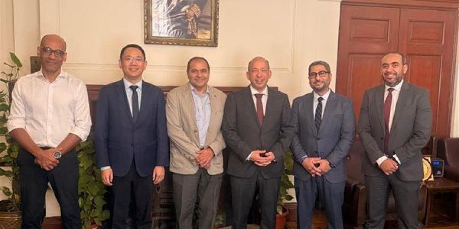 وفد “مايندراي” العالمية يزور قصر العيني لبحث الشراكة ضمن فعاليات المئوية الثانية للكلية