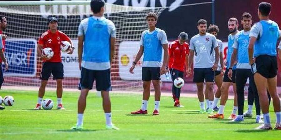 الدوليون
      ينتظمون
      في
      مران
      الأهلي
      اليوم