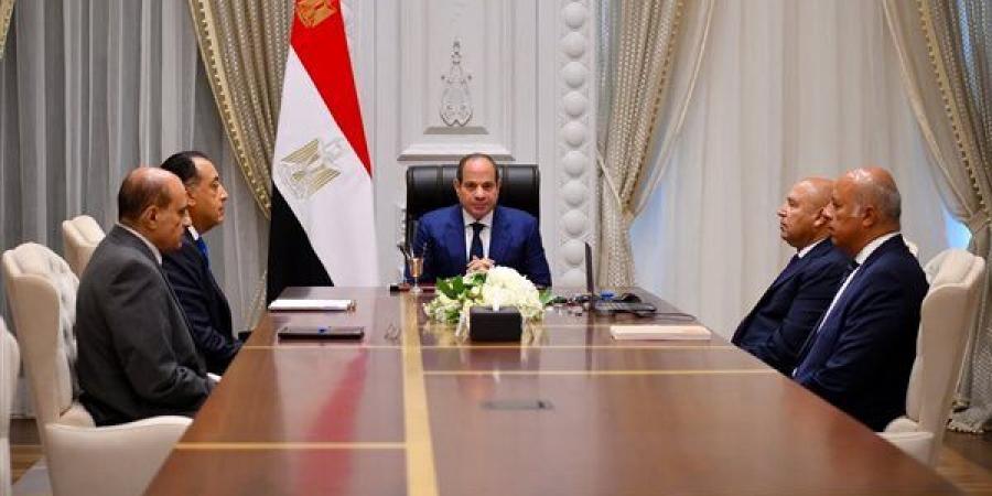 تكليفات
      السيسي
      لـ
      وزير
      النقل:
      الانتهاء
      من
      تطوير
      الموانئ
      ومراعاة
      أعلى
      معايير
      الجودة..
      إنجاز
      مشروعات
      النقل
      لتعزيز
      التكامل
      التجاري
      والاقتصادي
      بما
      في
      ذلك
      مع
      الدول
      العربية
      والإفريقية