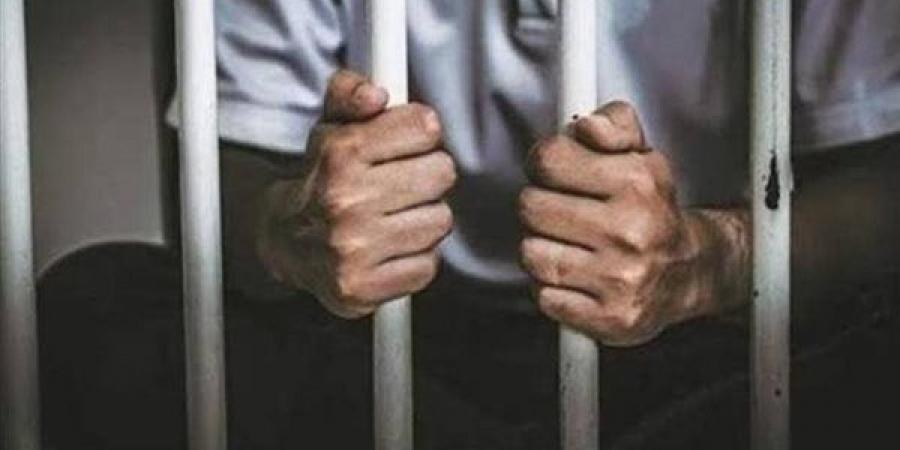 الحشيش
      والآيس
      يقودان
      شابًا
      للحبس
      4
      أيام
      بالجيزة