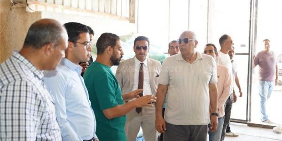 محافظ
      مطروح
      يتابع
      آليات
      توزيع
      الدقيق
      على
      المخابز
      البلدية