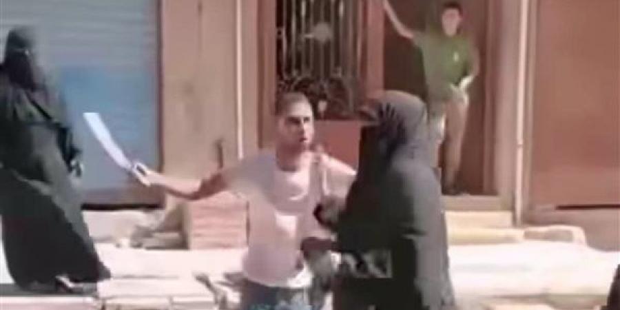على
      طريقة
      أحمد
      السقا،
      شاب
      يحمل
      سلاحًا
      أبيض
      ويصرخ:
      مفيش
      حكومة
      !