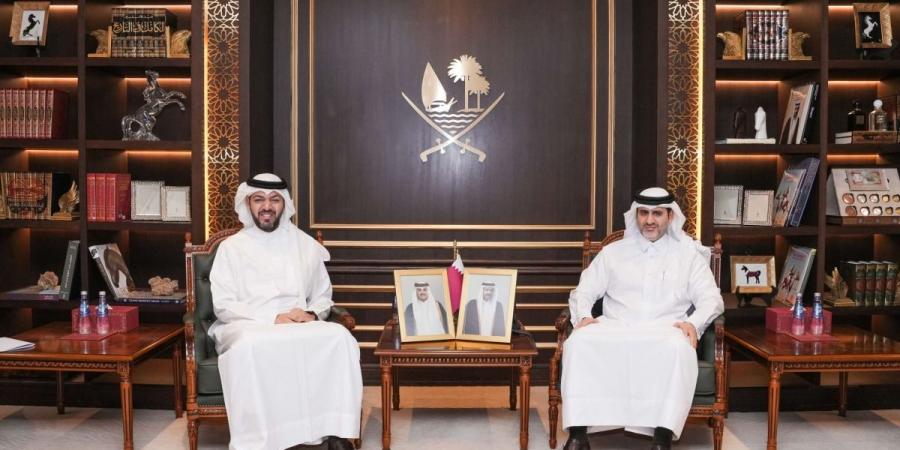 محافظ مصرف قطر المركزي يجتمع مع سفير دولة الكويت لدى الدولة