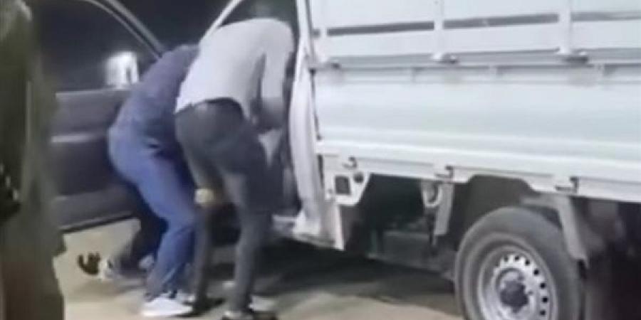 واقعة
      فيديو
      "واخد
      مراتي
      وبيديها
      بودرة"،
      الأمن
      يكشف
      ملابسات
      خطف
      شاب
      بالقوة
      وسط
      الشارع
      بالبحيرة
      (فيديو)