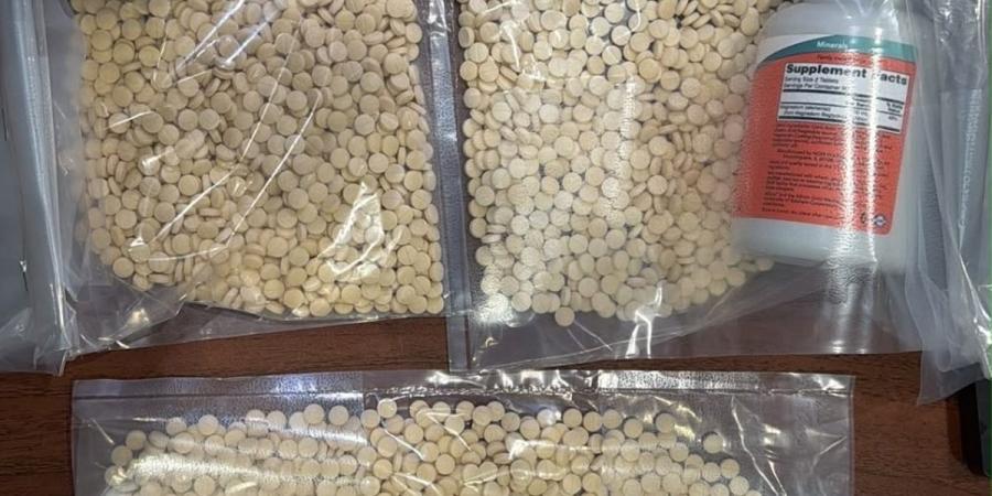 جمارك المطار تُحبط محاولة تهريب 4255 حبة كبتاغون بحوزة مسافر قادم من سورية