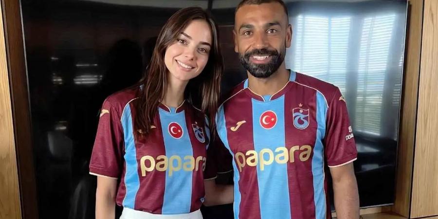 حكاية
      «إيشان
      أكسوي»
      التي
      حققت
      مشاهدات
      مليونية
      مع
      محمد
      صلاح
      في
      تركيا