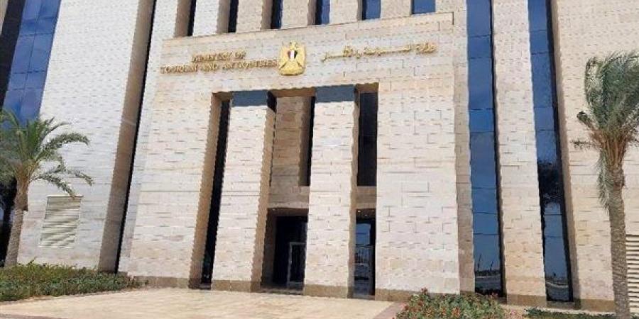 يخضع لإجراءات تنظيمية، السياحة توضح حقيقة فيديو إدخال العلم المصري بمنطقة آثار سقارة