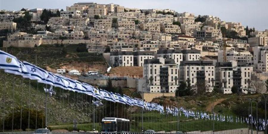 الاستيطان يتمدد من رام الله إلى القدس المحتلة.. الاحتلال الإسرائيلي يواصل خنق الضفة وتفريغ محيط الأقصى بـ627 وحدة استيطانية جديدة