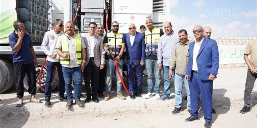 محافظ مطروح يتفقد سيارتي تموين الغاز بالكيلو 2