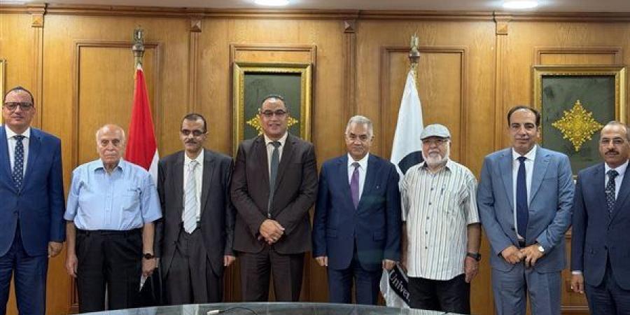 رئيس جامعة العريش يرأس اجتماع لجنة اختيار عميد كلية الآداب