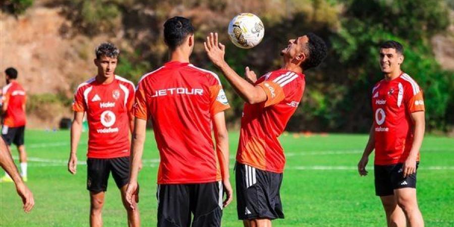 الجهاز الفني للمنتخب يراقب لاعبي الأهلي الدوليين أمام برشلونة