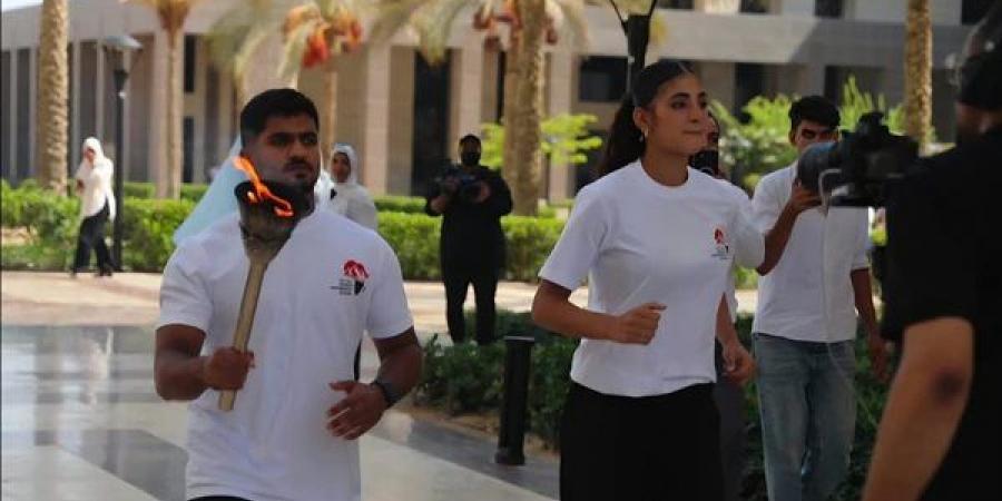 طالب بعلاج طبيعي القاهرة يحمل شعلة دورة الألعاب الأفريقية للجامعات