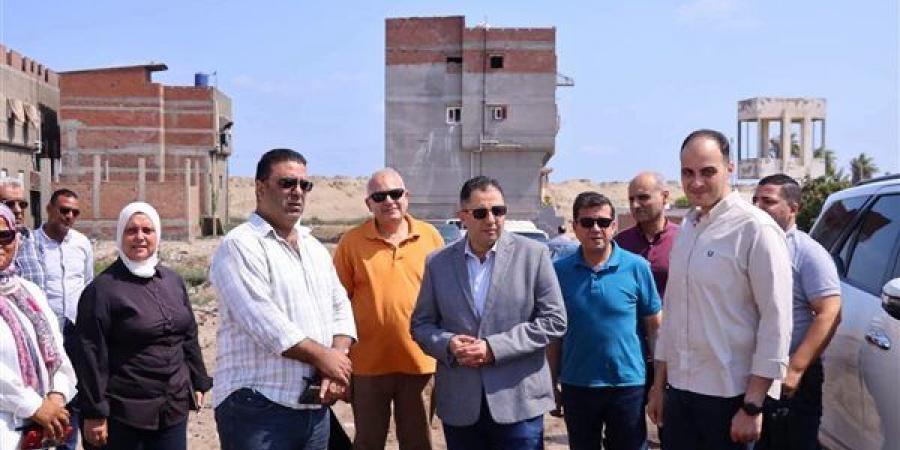 محافظ دمياط يتفقد حملات رفع المخلفات بعزبة البرج وشطا