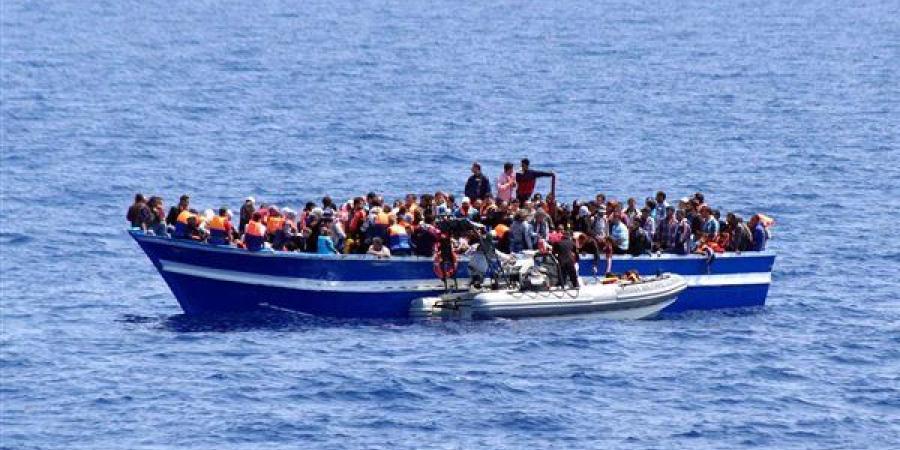 البحر يقذف قارب الموت على شواطئ مطروح.. إنقاذ 15 مهاجرًا أفريقيًا ووفاة آخر