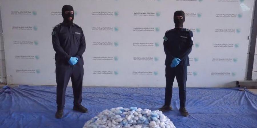 جمارك ميناء جدة الإسلامي تحبط تهريب 58.6 كجم من «الشبو» داخل شحنة أحذية
