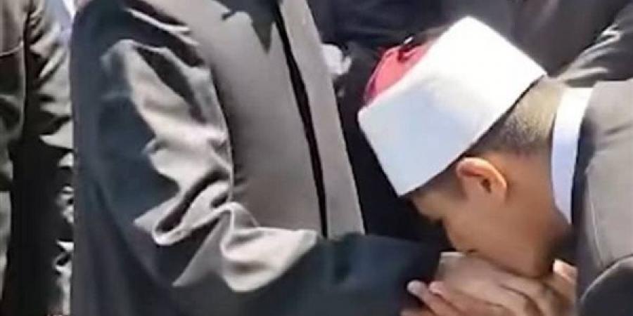 بعد واقعة وزير الأوقاف، ما حكم الشرع في تقبيل أيدي المشايخ والعلماء