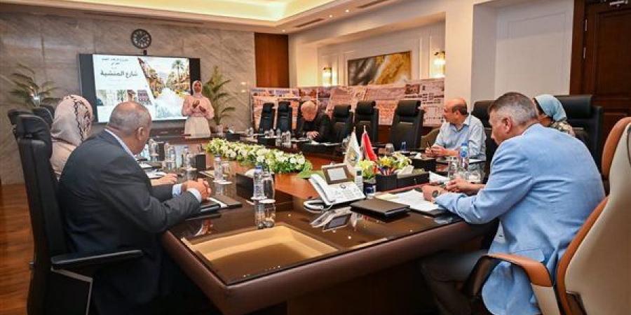 محافظ جنوب سيناء يتابع مشروع الارتقاء والتجديد العمراني بشارع المنشية في الطور
