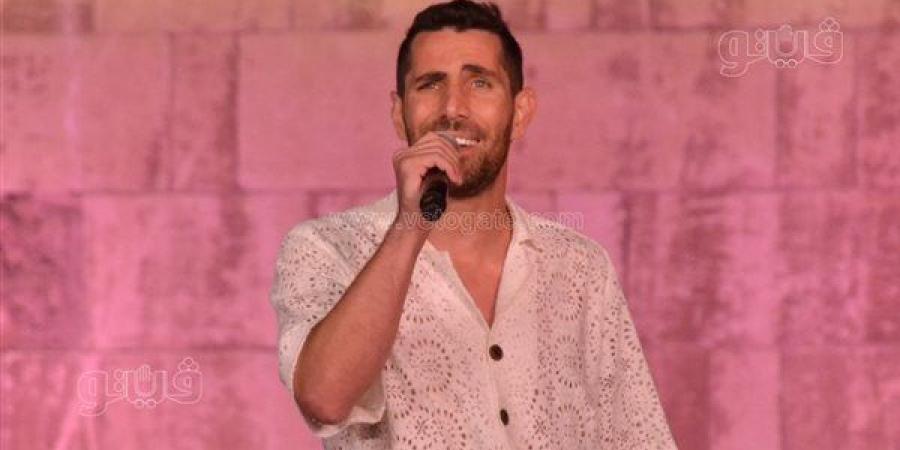 عزيز مرقة يفاجئ جمهور مهرجان القلعة بالمطرب الشعبي حودة بندق على المسرح