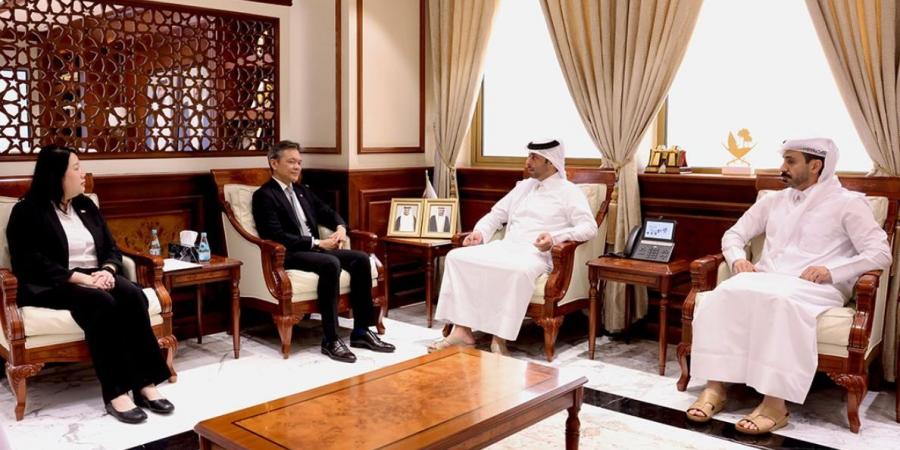 وزير البلدية يلتقي سفير جمهورية سنغافورة لدى الدولة