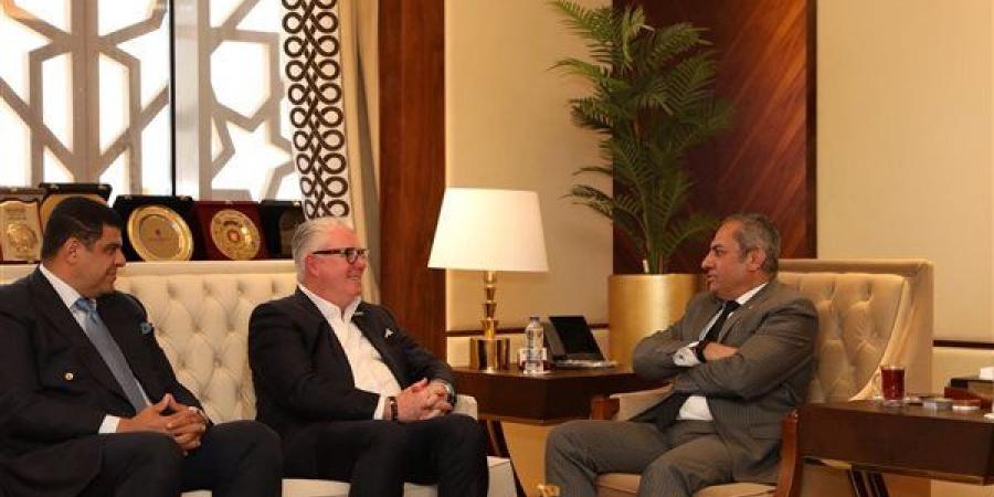 خالد عباس يتابع تنفيذ الأعمال في برج فوربس بالعاصمة الجديدة