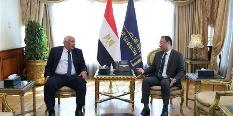 وزير الاتصالات يبحث مع محافظ مطروح الموقف التنفيذي للمشروعات التكنولوجية بالمحافظة