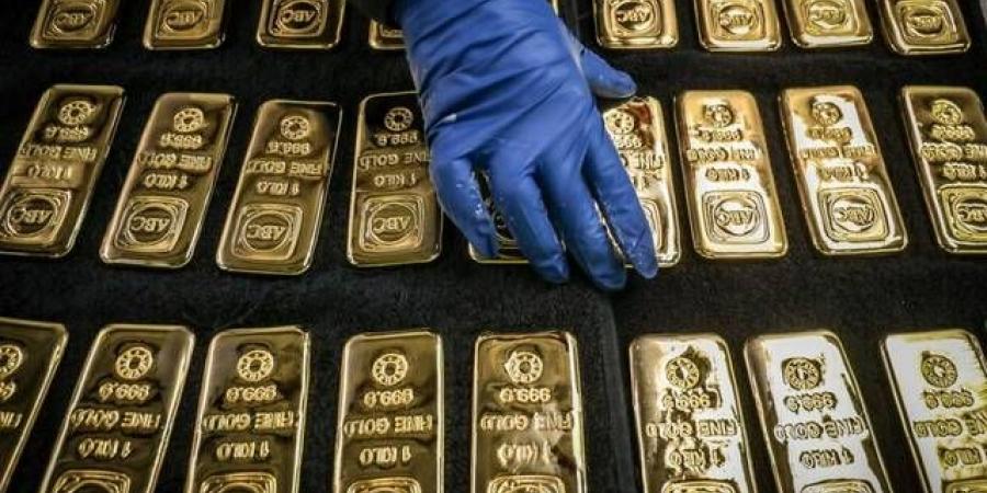 الذهب يعزز مكاسبه للجلسة الثالثة مع تراجع رهانات الفائدة الأمريكية