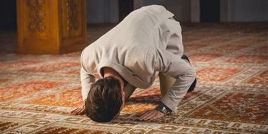 أمين الفتوى يوضح حكم الدعاء لأشخاص بأسمائهم في السجود (فيديو)