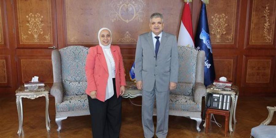 وكيل وزارة الصحة بالإسماعيلية تهنئ رئيس هيئة قناة السويس بتجديد الثقة