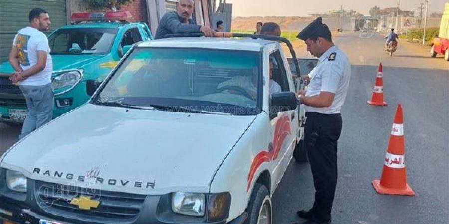 حملات مرورية بالغربية لضبط مخالفات نقل الركاب داخل الصندوق (صور)