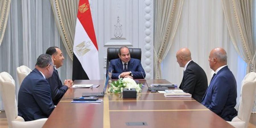 السيسي يقود جهود تطوير المناهج الدراسية وتدريب وتأهيل المُعلمين.. والتوسع في إنشاء المدارس والجامعات وتعزيز التحول الرقمي.. وربط العملية التعليمية باحتياجات الاقتصاد الوطني وسوق العمل المحلي والدولي