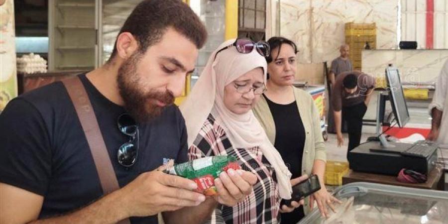 تشميع معمل مخللات وضبط دواجن منتهية الصلاحية في حملة مفاجئة بأسوان (صور)