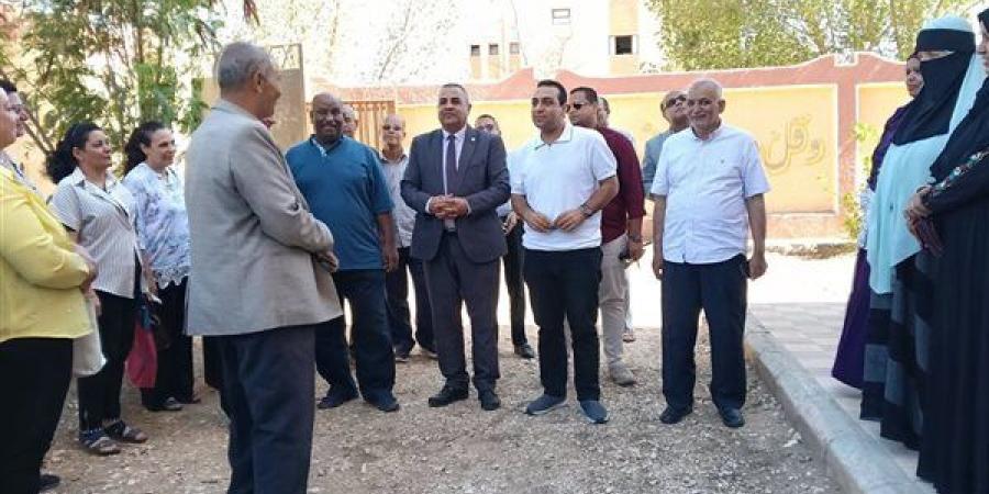 نائب محافظ قنا يتفقد استعدادات بدء العام الدراسي الجديد (صور)