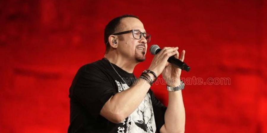 جمهور هشام عباس يشعل مهرجان القلعة بسبب أغنيته الجديدة "حبيتها" (فيديو)