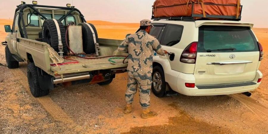 حرس الحدود بالشرقية ينقذ مقيمًا تعطلت مركبته على طريق عُمان الدولي