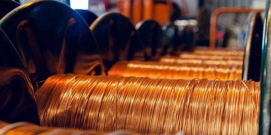 تراجع أسعار النحاس مع تدفق الإمدادات إلى بورصة لندن
